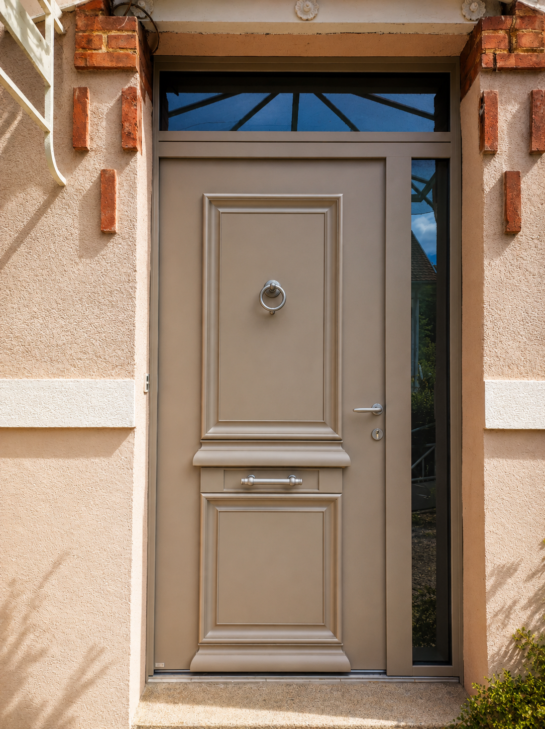 Porte d'entrée aluminium sablé à panneaux moulurés avec imposte vitrée